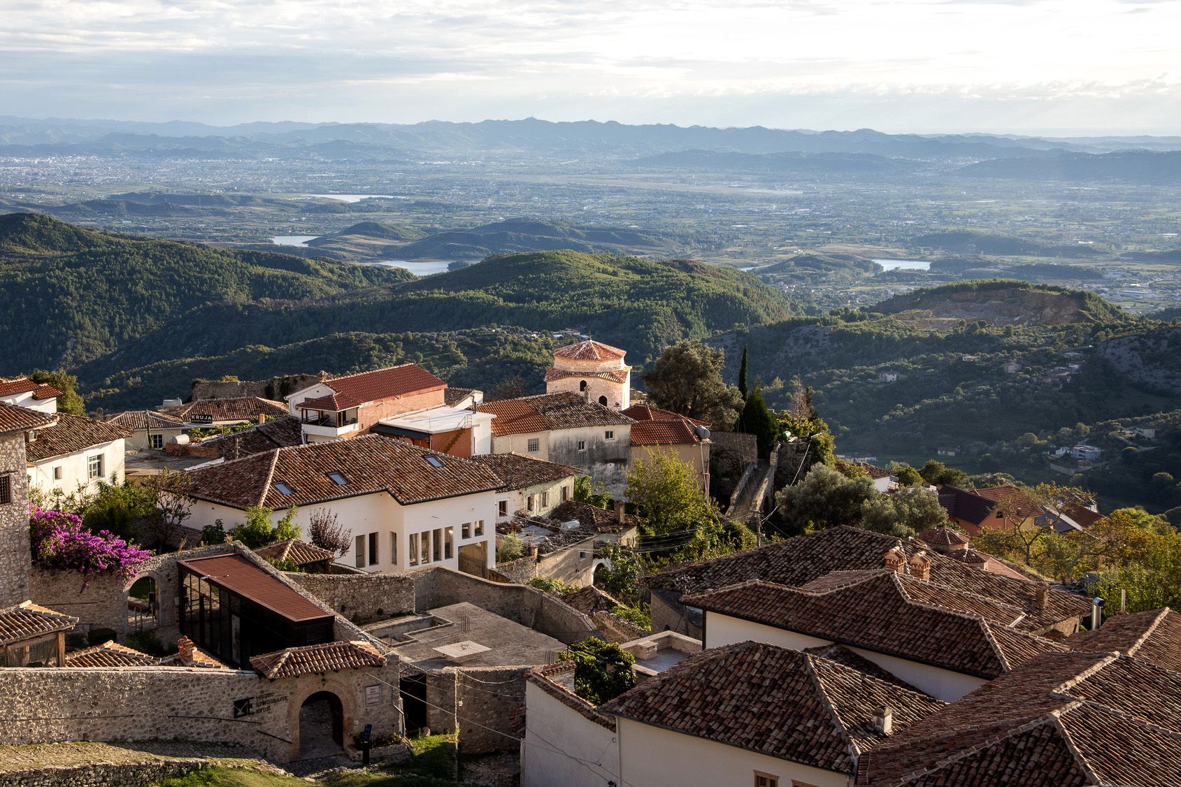 Krujë 山坡上遺落的星月，靜靜守護數百年的蘇菲派修道院 — Dollma Tekke