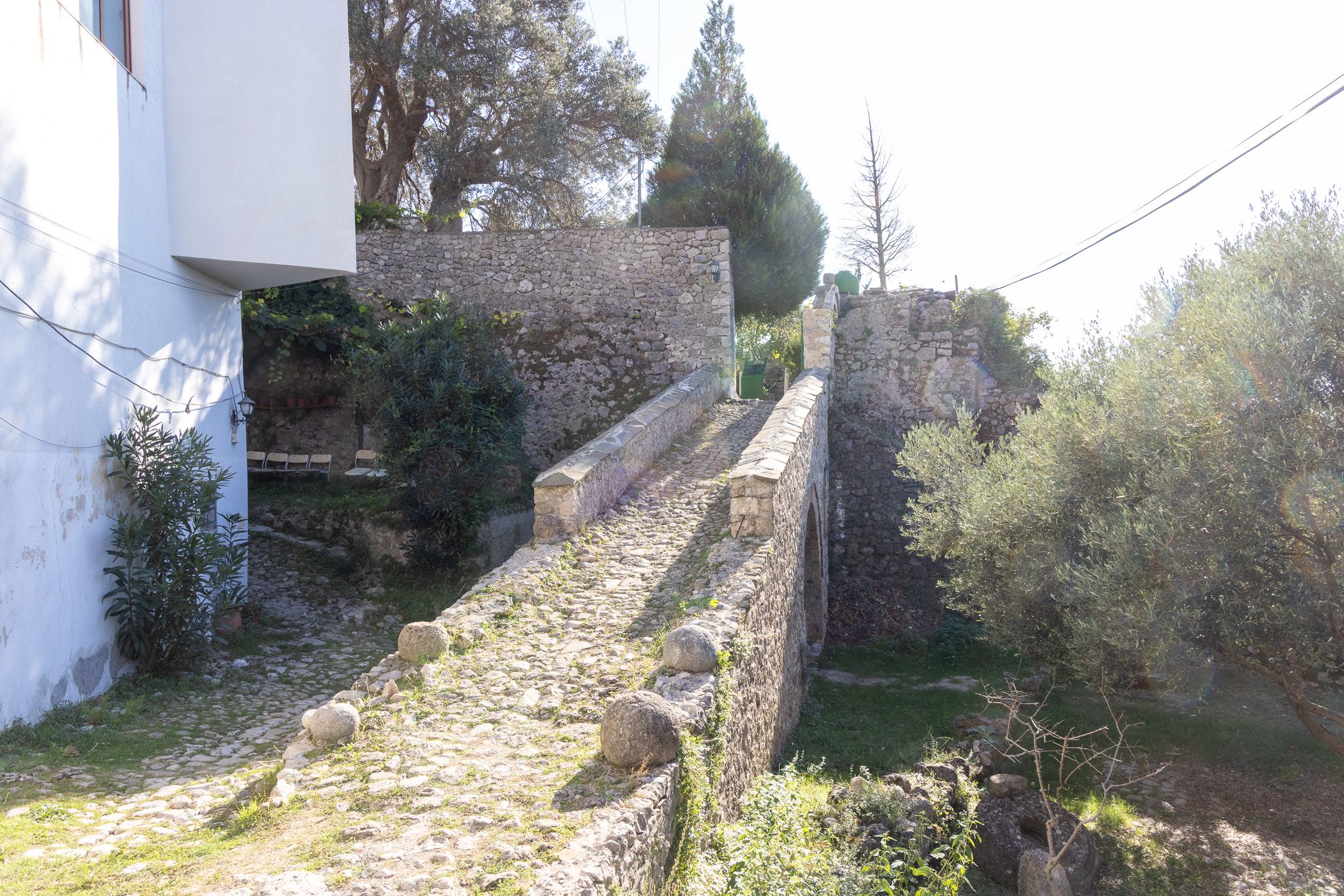 Krujë 山坡上遺落的星月，靜靜守護數百年的蘇菲派修道院 — Dollma Tekke