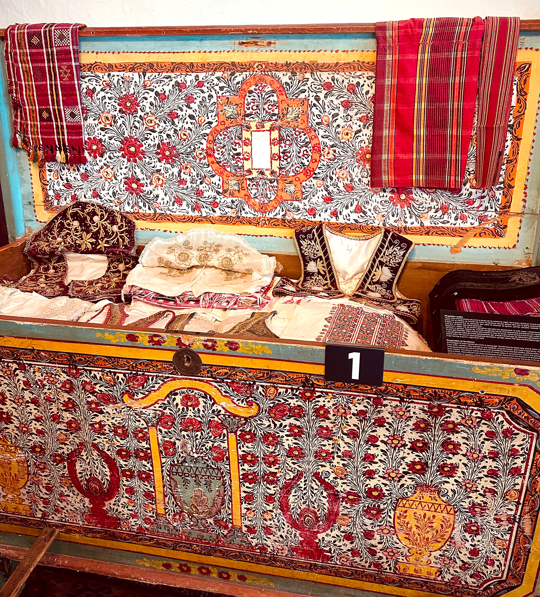克魯耶民俗博物館 嫁妝箱